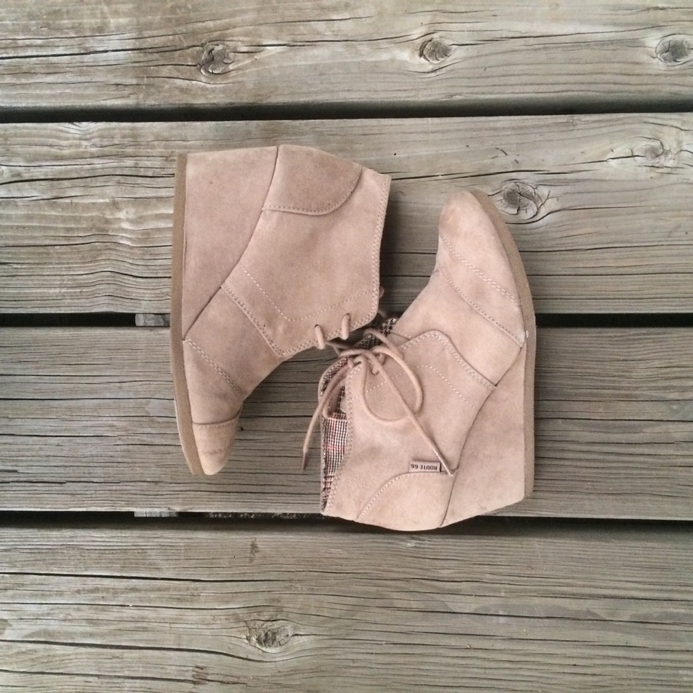 TAN LACED WEDGES